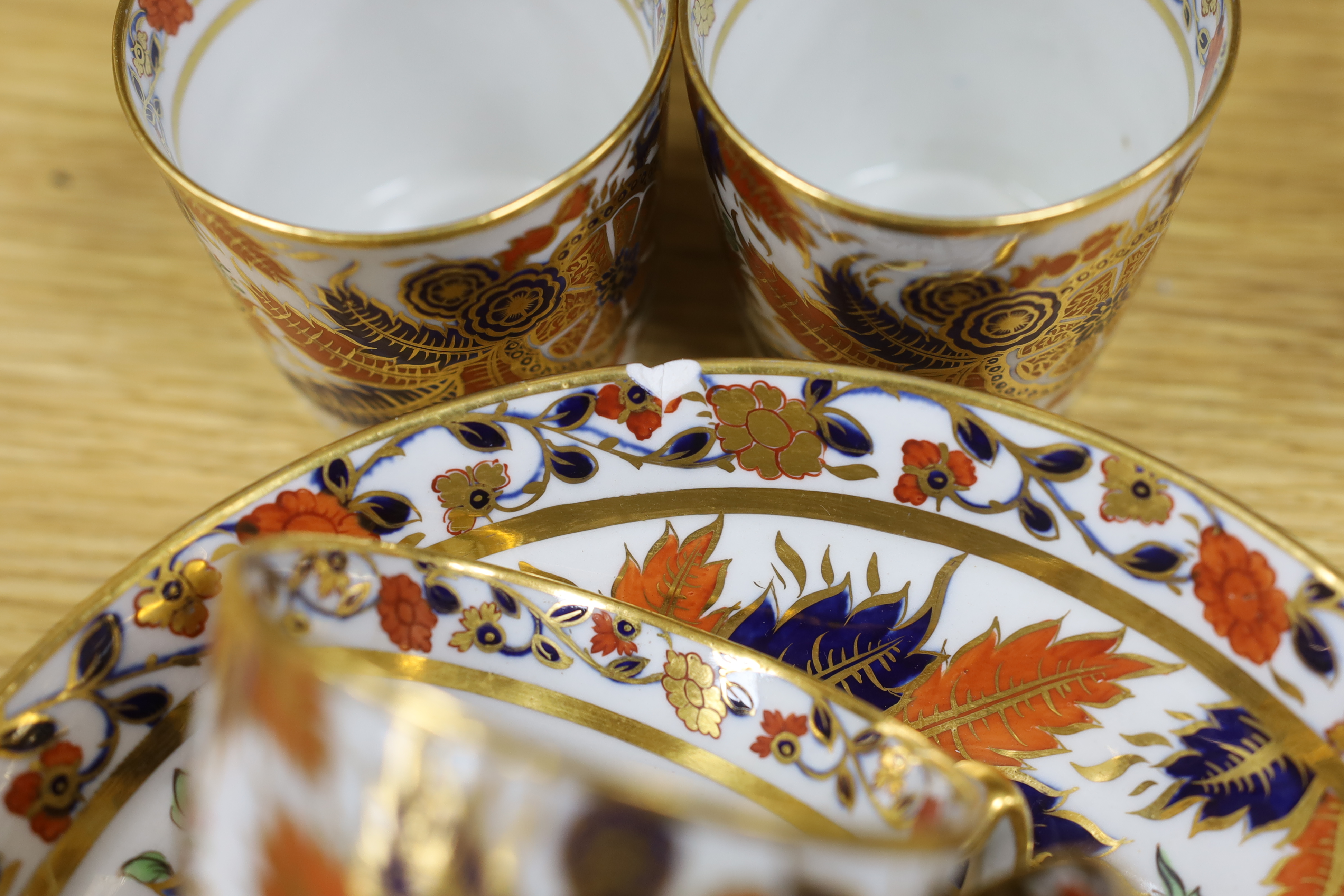 An early 19th century Chamberlain Worcester Japan pattern teaset, 43 pieces